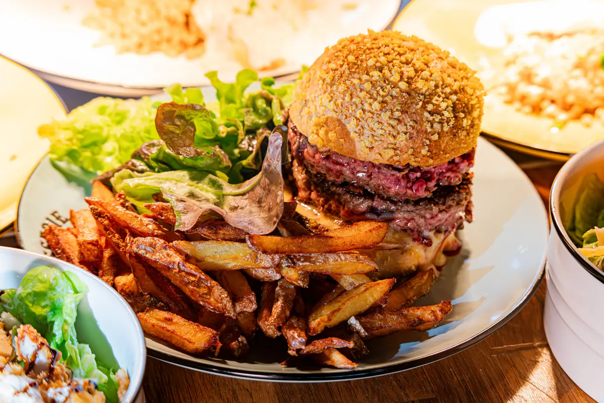 Notre burger signature, pain toasté et viande saignante