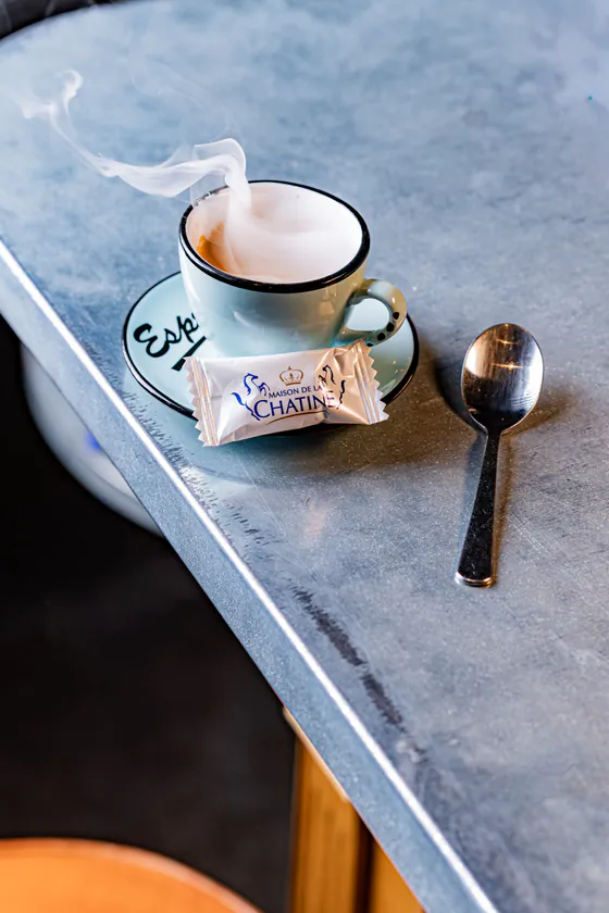 Café fumant posé sur le comptoir en bois