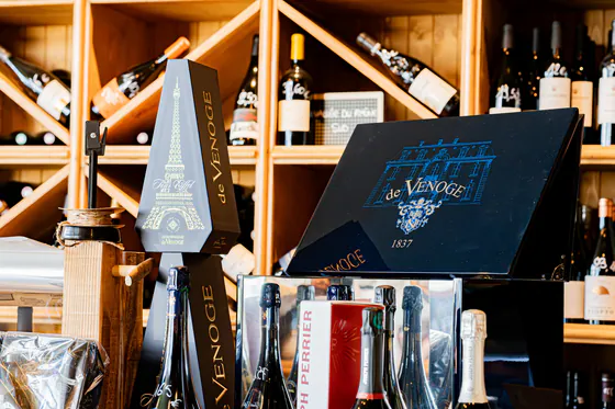 Coffret de champagne au milieu des casiers de la cave