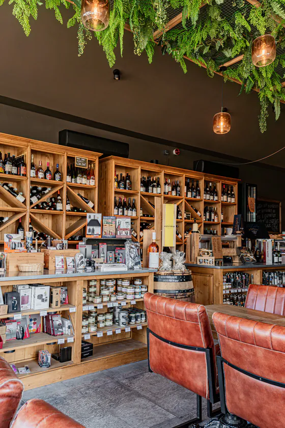 Les rayonnages de la cave, des grands vins aux accessoires