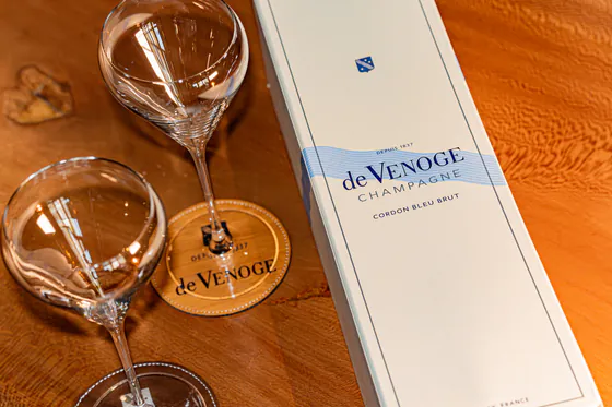 Flûtes et coffret de champagne pour trinquer au bar