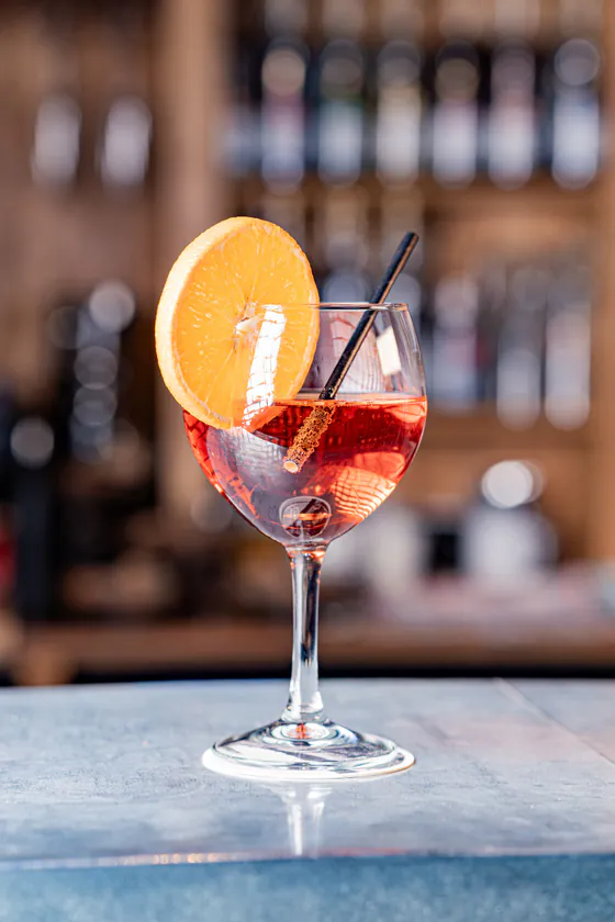 Un spritz préparé au bar par l'équipe