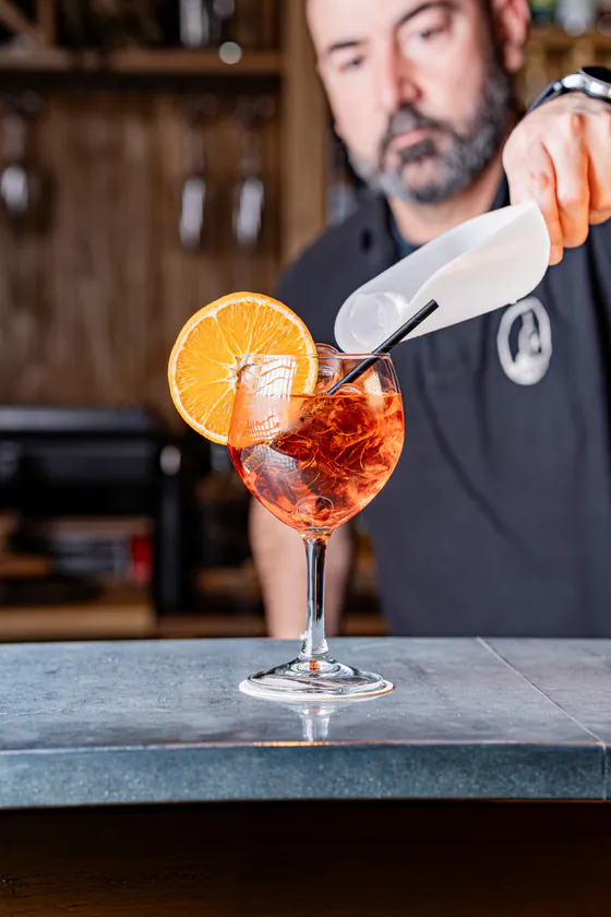 Un spritz à l'orange préparé au comptoir