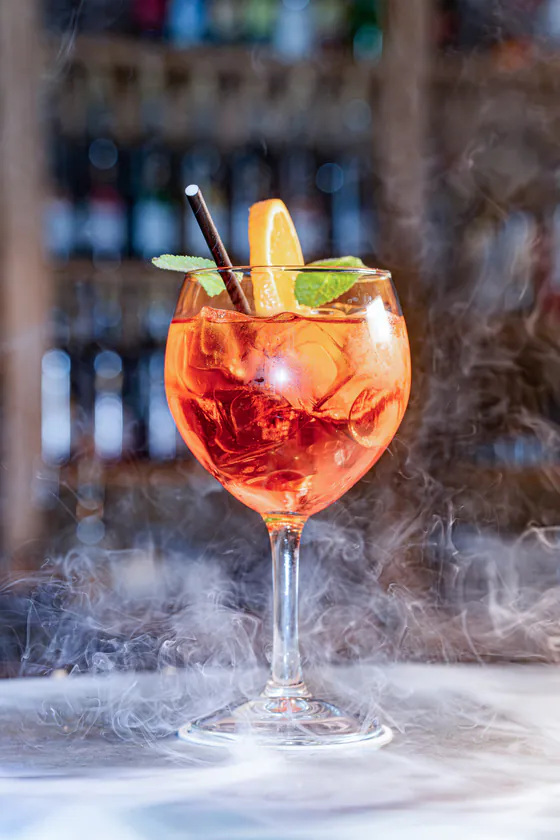 Spritz fumant dans un grand verre ballon