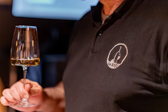 Un sommelier du Nabu fait déguster un vin blanc