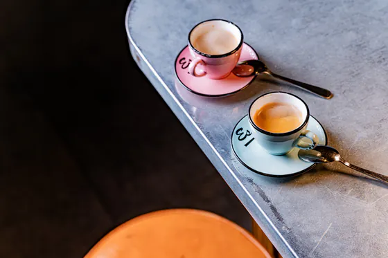 Deux cafés servis au bar