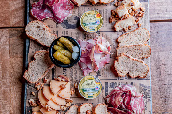 Planche mixte vue de dessus, charcuteries, fromages, beurre et pickles