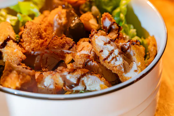 Salade Caesar au poulet pané et copeaux de parmesan